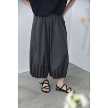 Load image into Gallery viewer, Women's Japanese Lightweight Pleated Hem Cropped Wide-leg Pants
