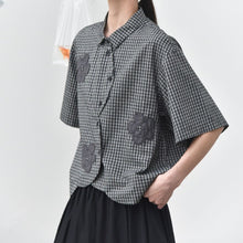 Load image into Gallery viewer, Women's Floral-patterned Curved Hem Shirt
